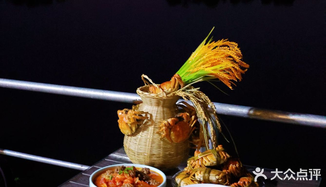 这家餐厅是真正的湖景餐厅，风景超惬意！阳澄湖大闸蟹