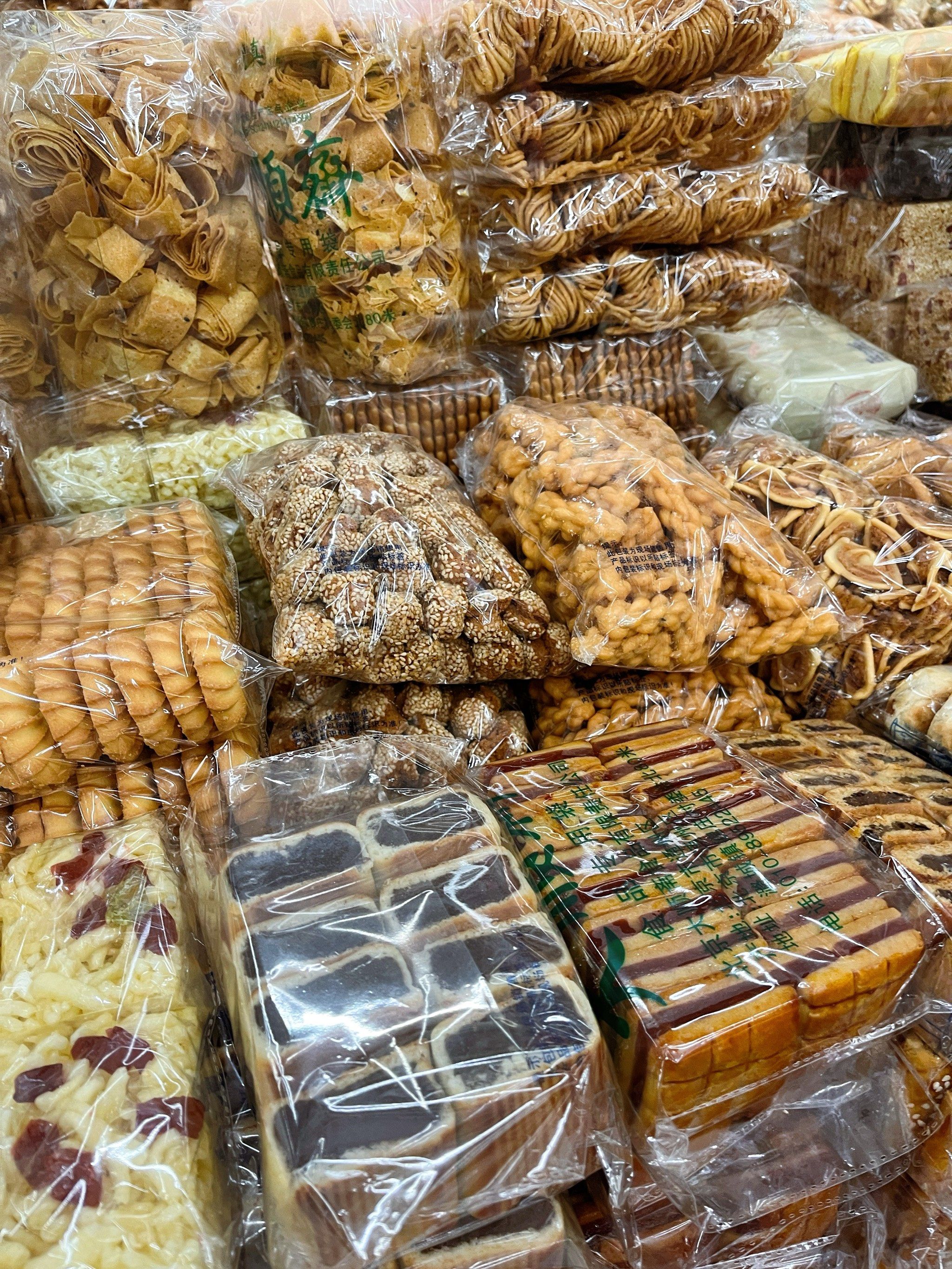 n这家商场挺有意思的.里面卖很多厂家的小吃和糕点.
