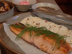 烟熏三文鱼配烤饺子皮和芥末籽酱-BOR Eatery(安福路店)