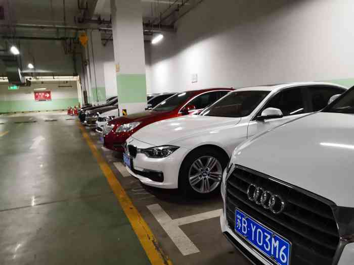 大润发停车场-"无锡锡山润发购物中心停车场有地下一层和顶.