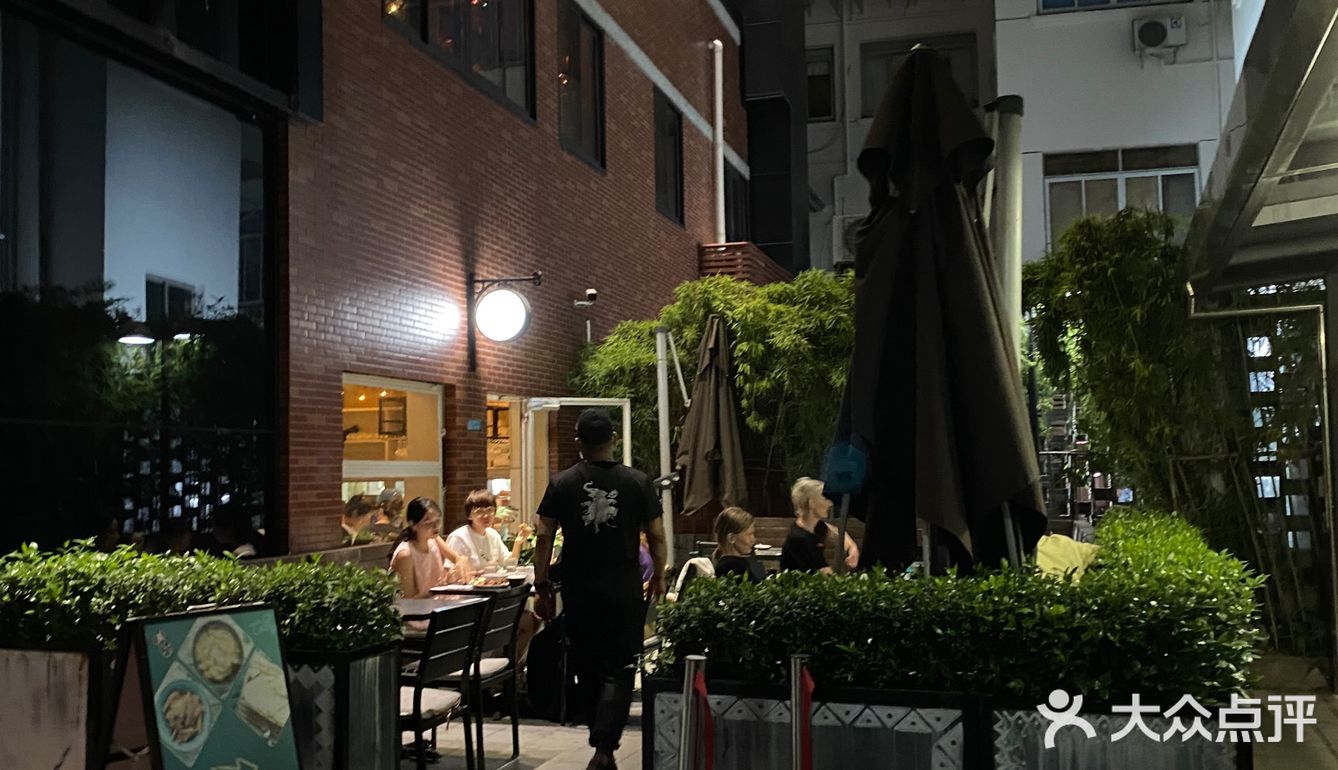 比较建议两个人以上，可以点些特色小吃 我来得比较早