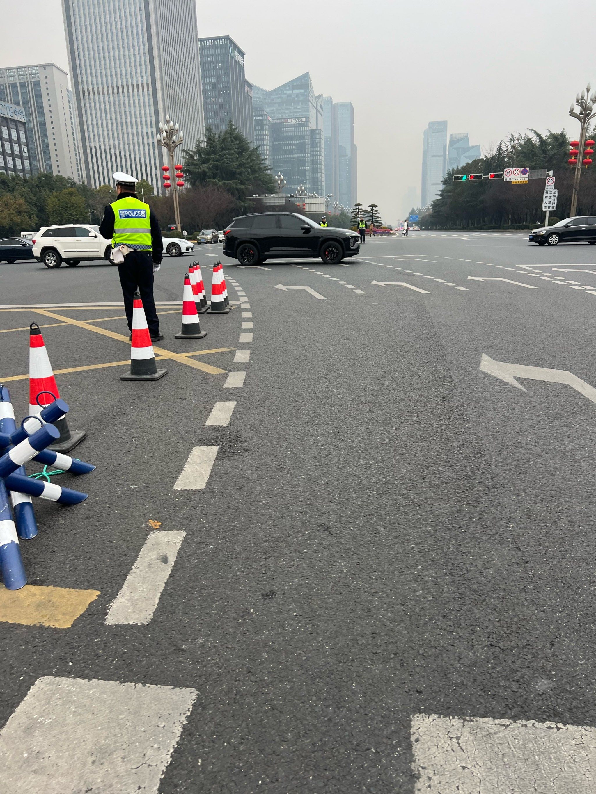 怎么到处又封路了?连自行车都不让走了!