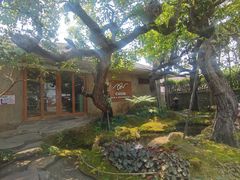 -Chom Cafe and Restaurant