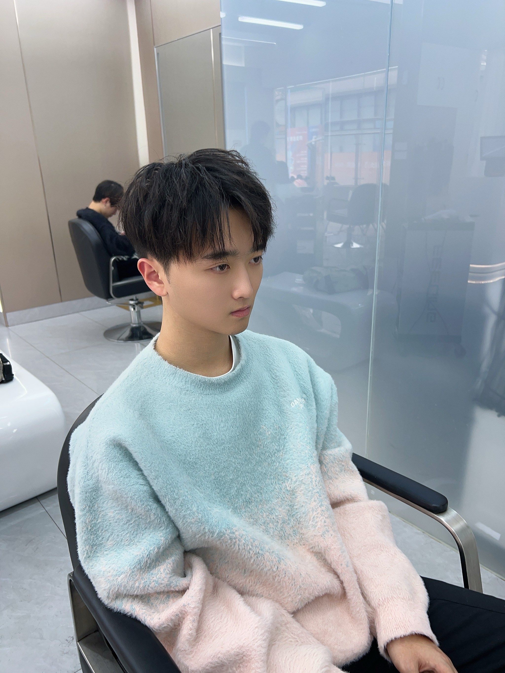 适合发量少的男生发型