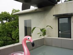 小泳池，旁边有两躺椅-城外有星光桥舍(南山店)