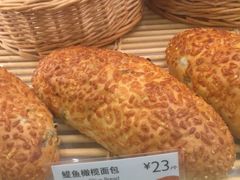 鳀鱼橄榄面包-巴黎贝甜(宜山路店)