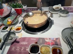 -洪氏嗨捞·广东猪肚鸡·椰子鸡火锅(西咸万象城店)