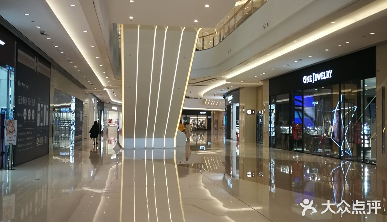 地铁10号线紫藤路站和龙柏新村站都可以到