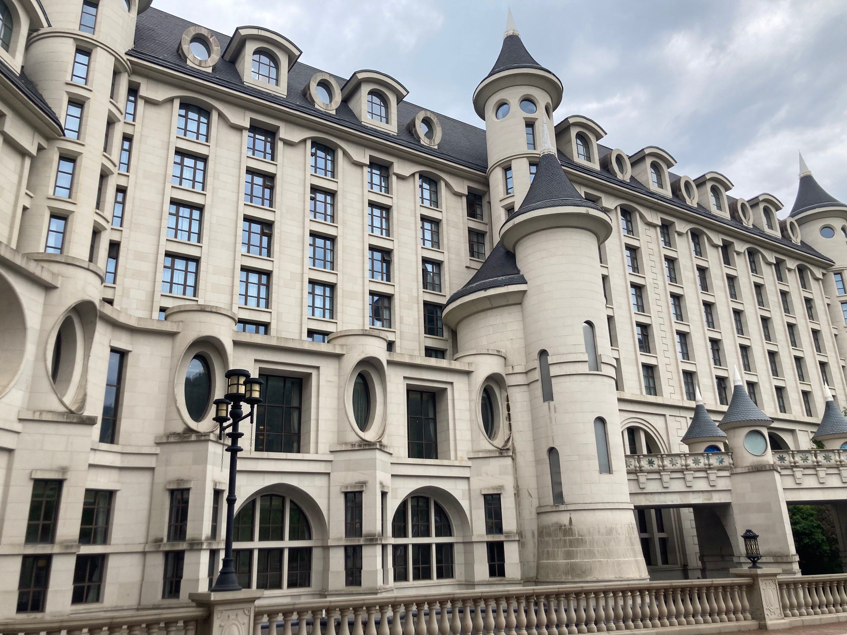 打卡安吉hello kitty乐园的城堡酒店