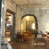 在戴家巷弯弯拐拐的老居民楼里  一楼的房子基本被打造