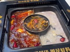 -老牌坊云南鱼豆花火锅(哈西万达店)