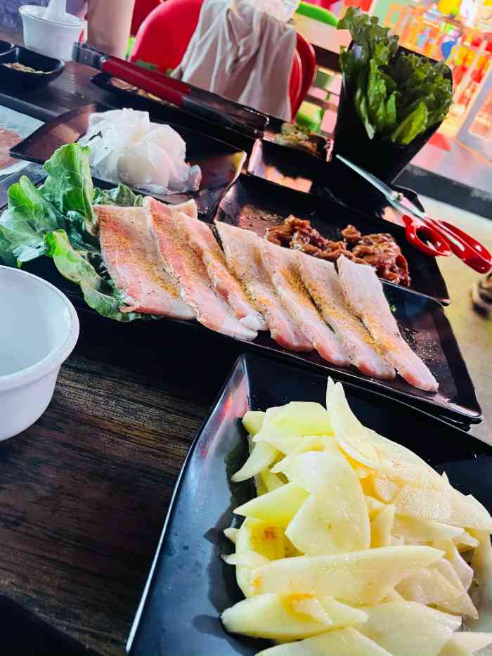 半斤八两烤肉(西丽店)-"烤肉滋滋发出声响,一滴热油顺着饱满的肉的.