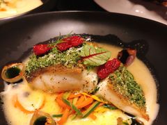 盘煎银鳕鱼配黑橄榄酱汁-AZUL by FUEL蓝色·法式酒馆(琶醍店)