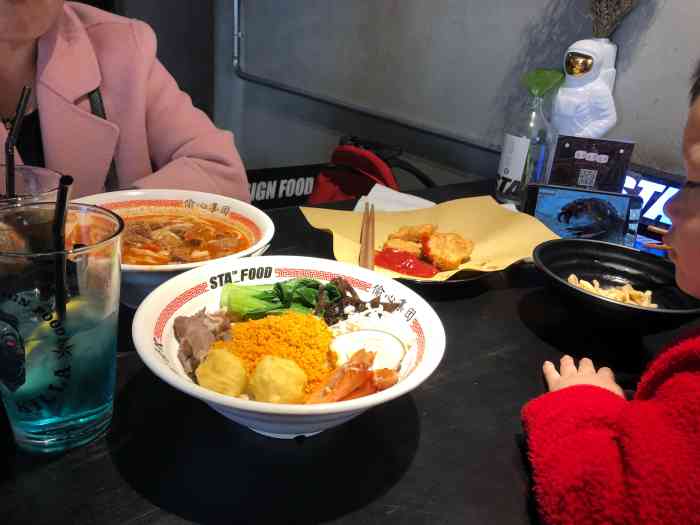 stafood面馆无双-"口味:面真的很香 点睛之笔应该是上面的炸.