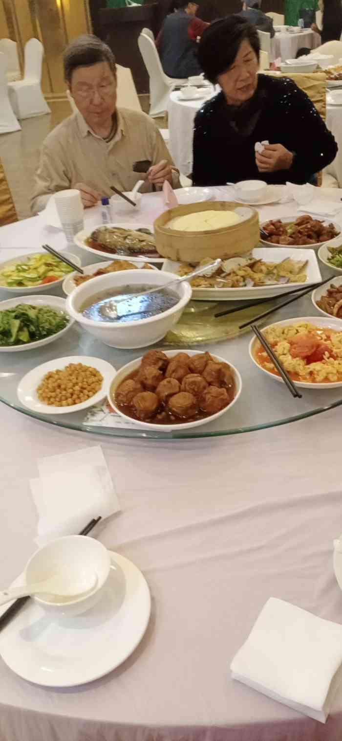 天一食府-"地方很大,房间还行,就是菜水真心有待提高.