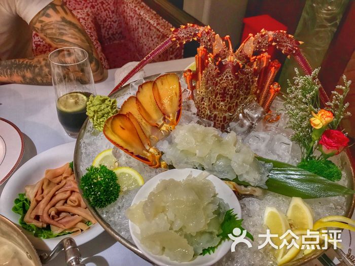 大龙虾餐桌照片图图片