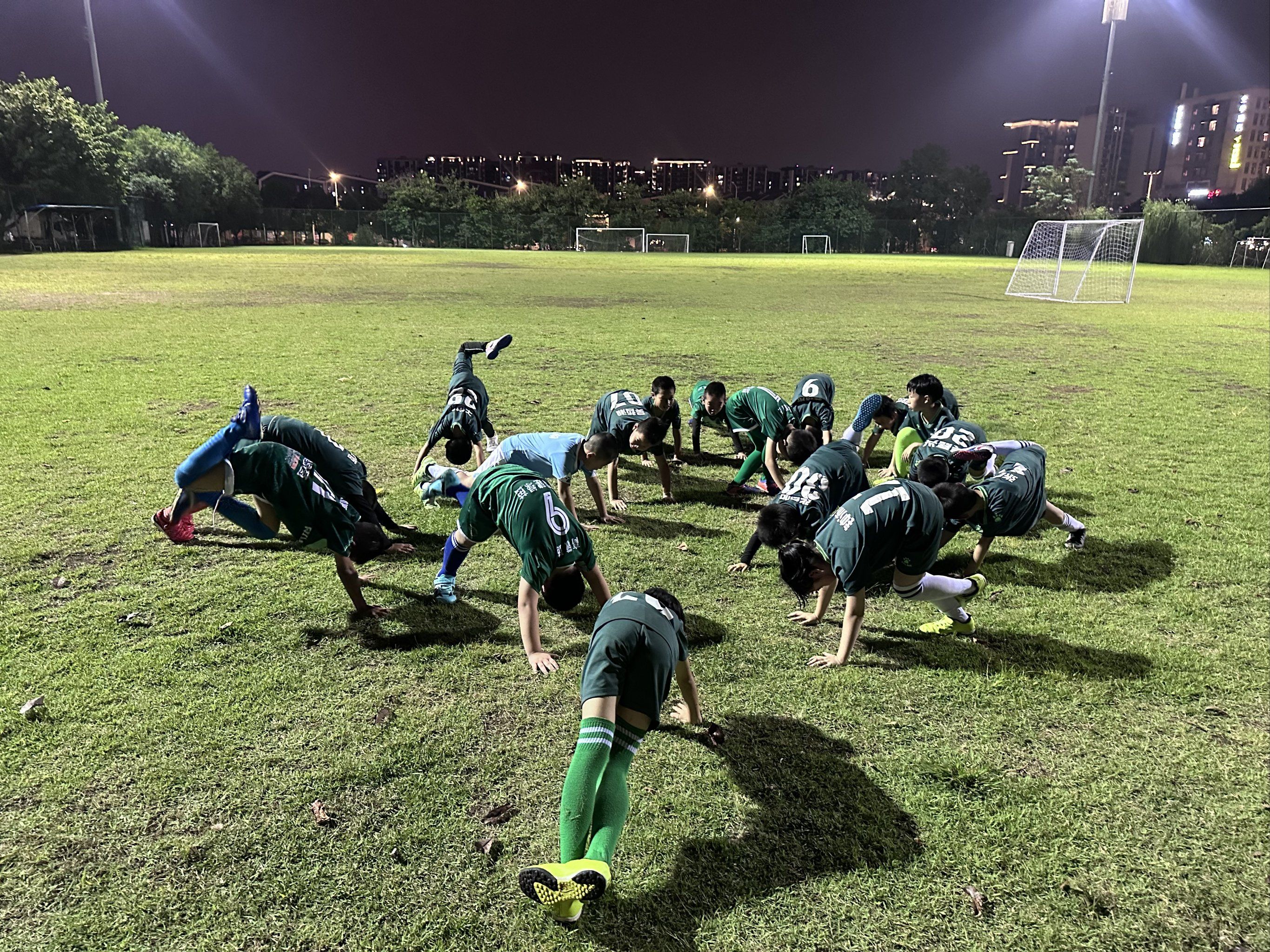 快乐足球🌈结束之后要好好拉伸奥