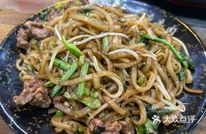 Stir-Fried Beef with Sour Cabbage and Rice Noodles