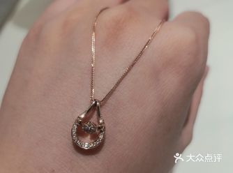 莱绅通灵百变风情系列，产品可变化佩戴，运用不同材质