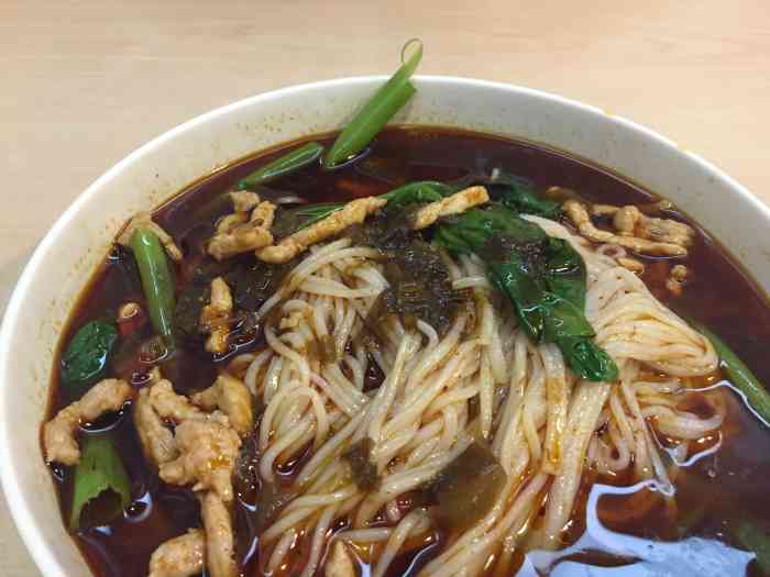 打分 三博江陵医院附近的一家小快餐馆,开了好些年了,店面很不起眼,但