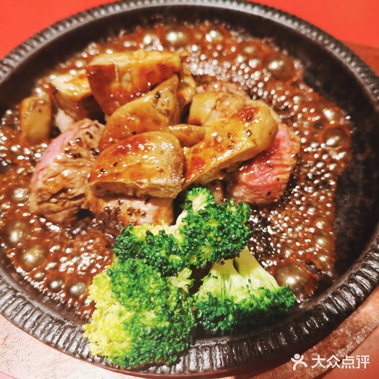 由专门的服务小哥亲自来烤，菲力牛肉烤的超嫩