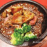 由专门的服务小哥亲自来烤，菲力牛肉烤的超嫩