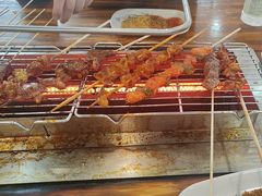 -哈尔滨小酒馆·鲜肉现穿自助烧烤(康新花园店)