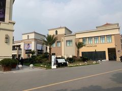 -奥特莱斯停车场