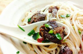 Sauce-Flavored Beef with Spicy Beef Noodles