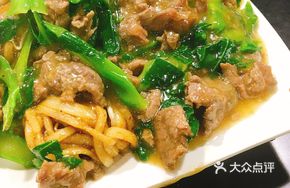 Stir-Fried Beef Hor Fun with Beef Ball Soup