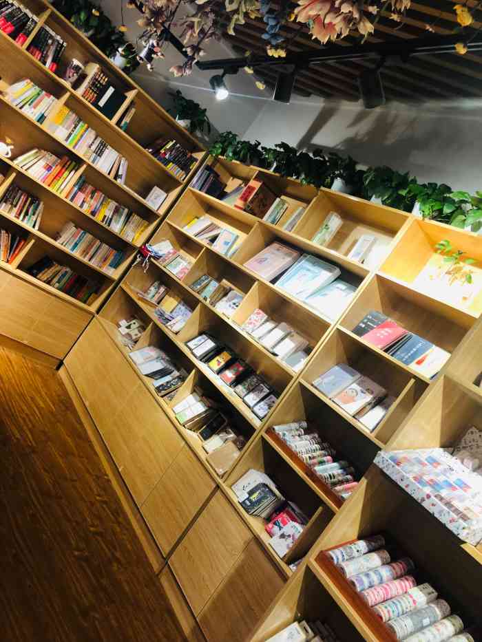 书耳文创集合空间-"从前的书店,只是单纯买书挑书的地方;现在.
