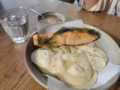 烟熏三文鱼配烤饺子皮和芥末籽酱-BOR Eatery(安福路店)