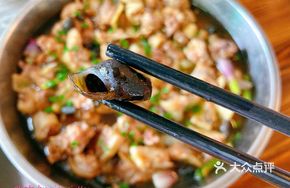 Steamed Chicken with Stone Snail and Red Onion