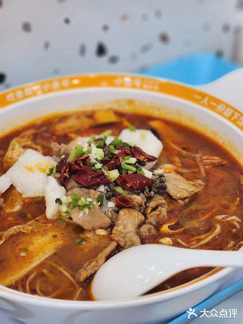 酸菜鱼双拼，味道真的好好。一份才20来块钱。