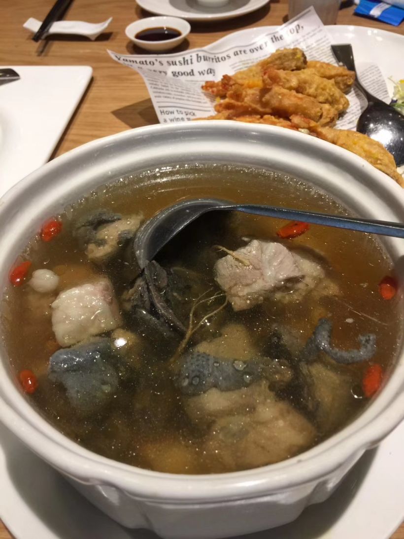 粤式精品炖汤,汤里面有放了乌鸡,还有放了排骨,味道很好喝