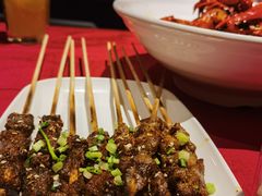 烤鲜嫩牛肉串-龙巢盱眙龙虾·牛蛙·烧烤宵夜(八卦岭店)
