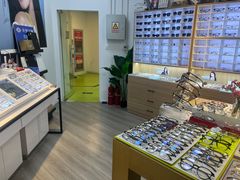 -天空之镜眼镜店蔡司依视路配镜授权零售店(望京颐堤港店)
