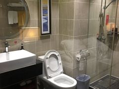 -武汉光谷广场杨家湾地铁站怡程酒店