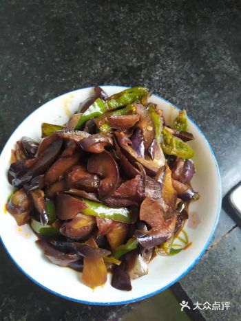 青椒炒茄子，素菜也会很下饭哦！