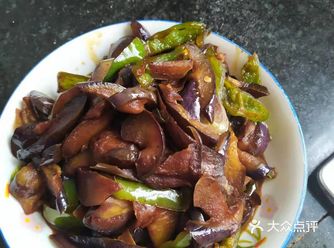 青椒炒茄子，素菜也会很下饭哦！