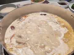 -洪氏嗨捞·广东猪肚鸡·椰子鸡火锅(西咸万象城店)