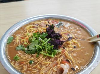 表哥说想吃点南宁特色,我就带他来吃老友粉了哈哈 我觉得这就是