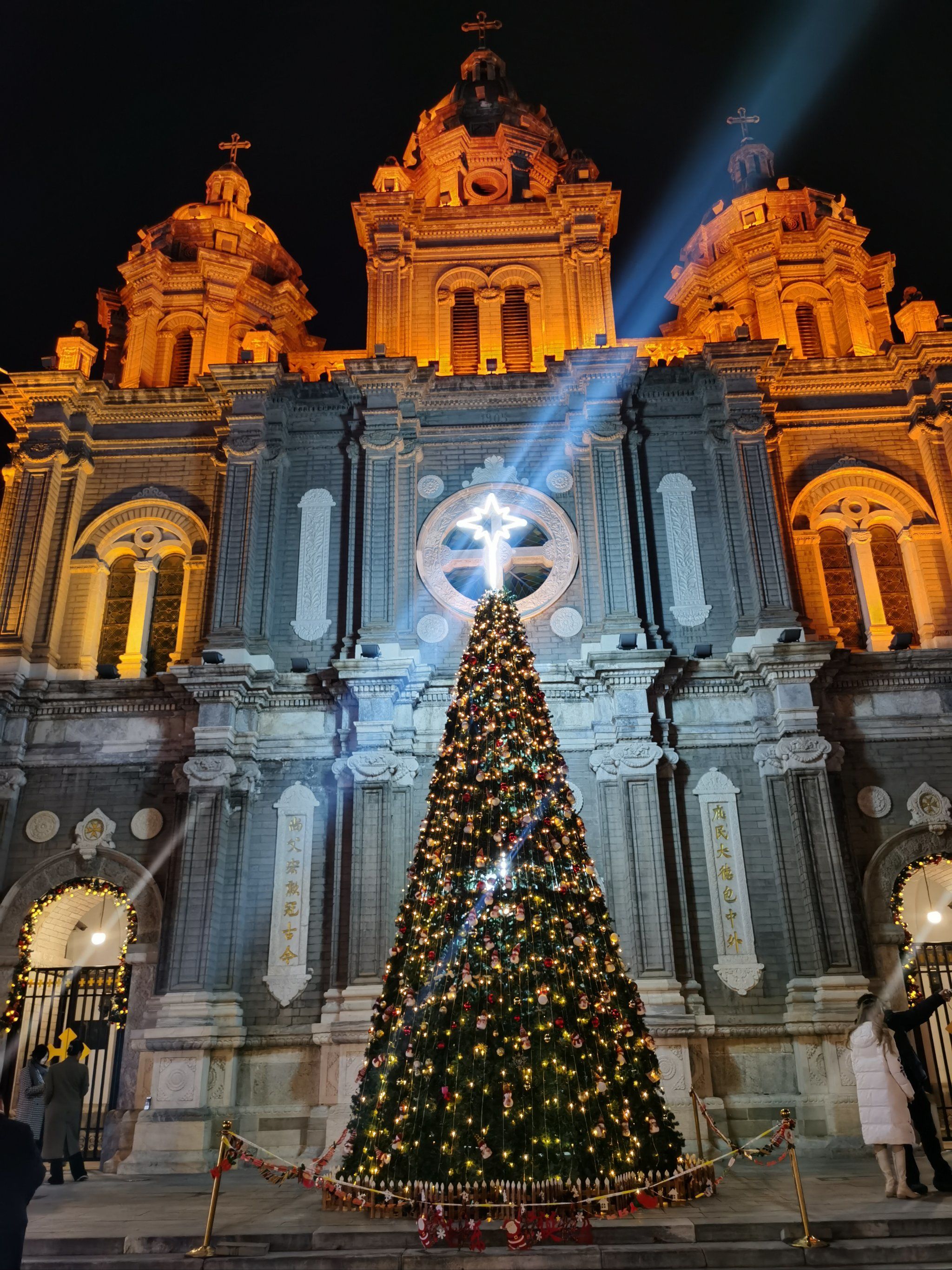 如果你还没来过王府井教堂,
那就选圣诞节来吧!