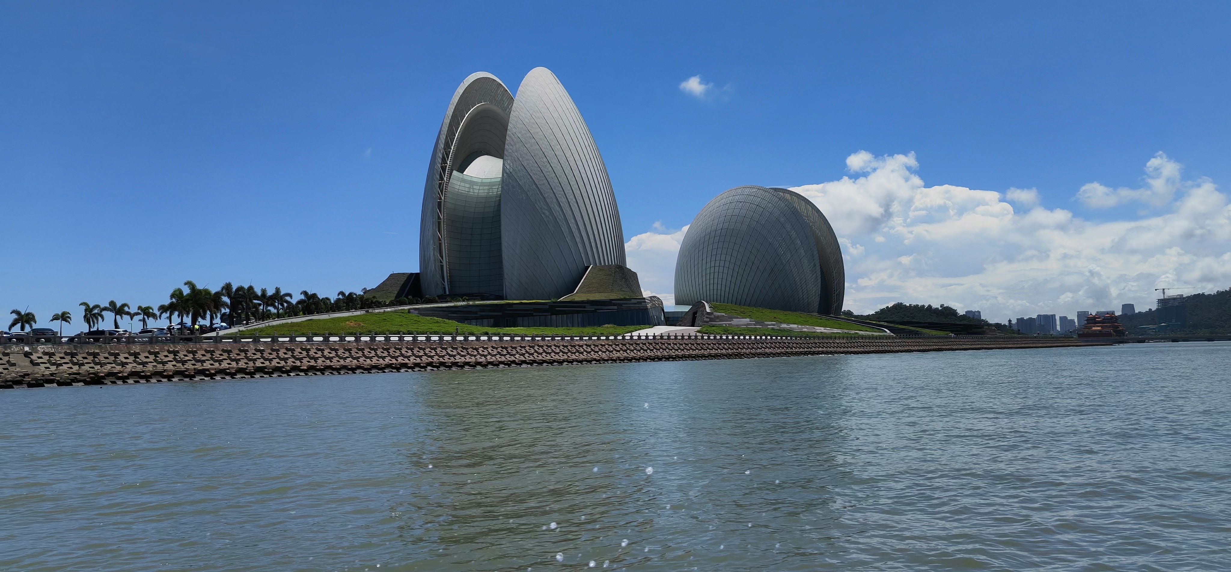 珠海地标坐落海皮边,贝壳形建筑即是钱币含