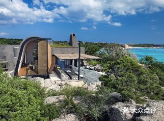 住宅分为上下两层。真正的入口位于庭院深处