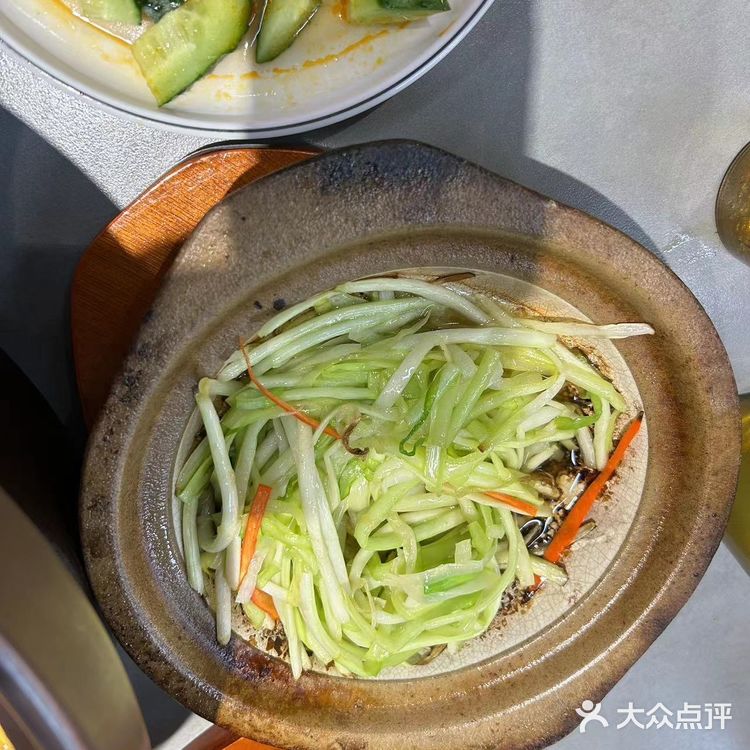 摸愚家的砂锅菜是我们一致认为的一家，毕竟砂锅炖的菜更香