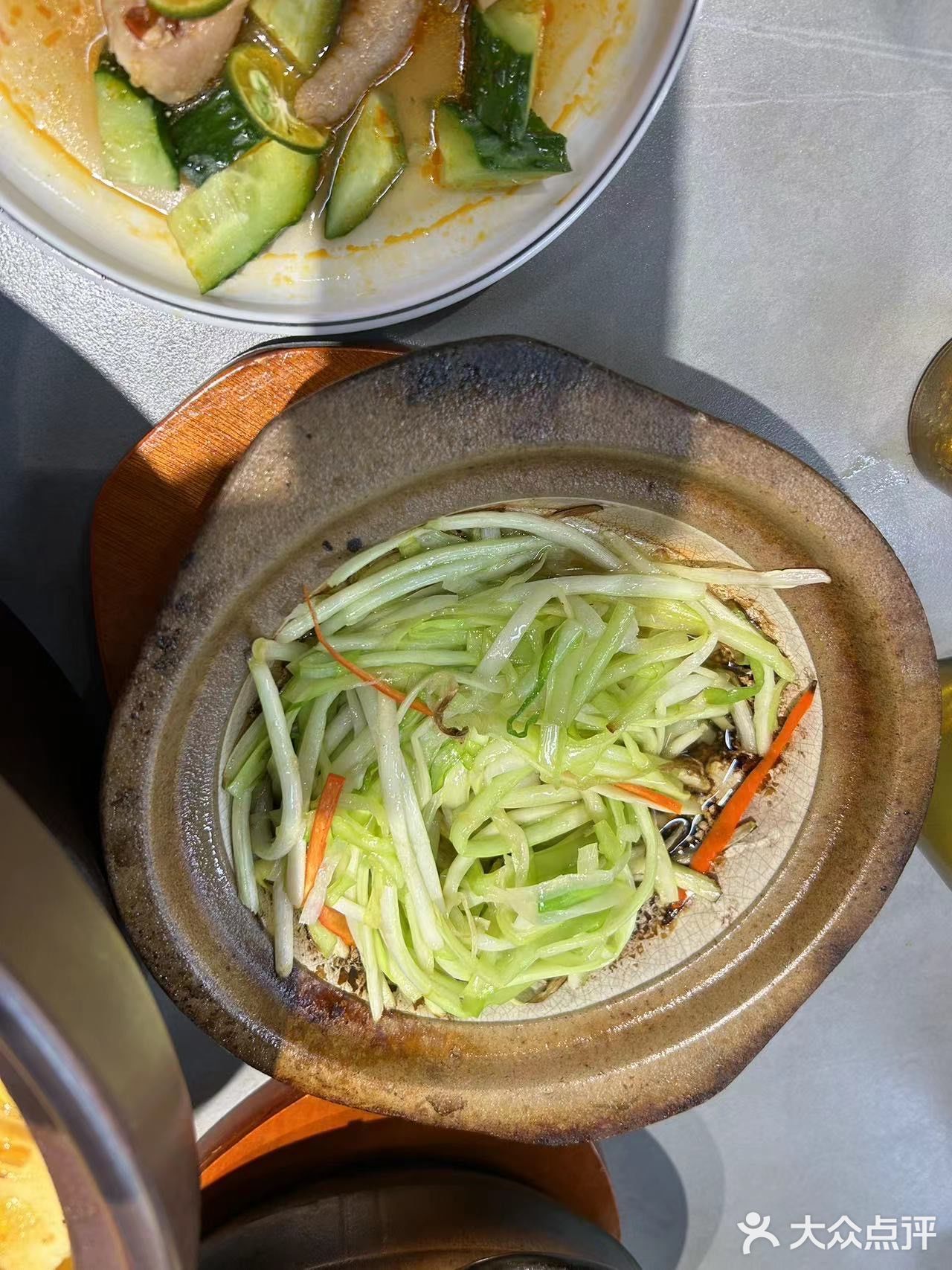 摸愚家的砂锅菜是我们一致认为的一家，毕竟砂锅炖的菜更香