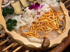 -老牌坊云南鱼豆花火锅(爱建店)