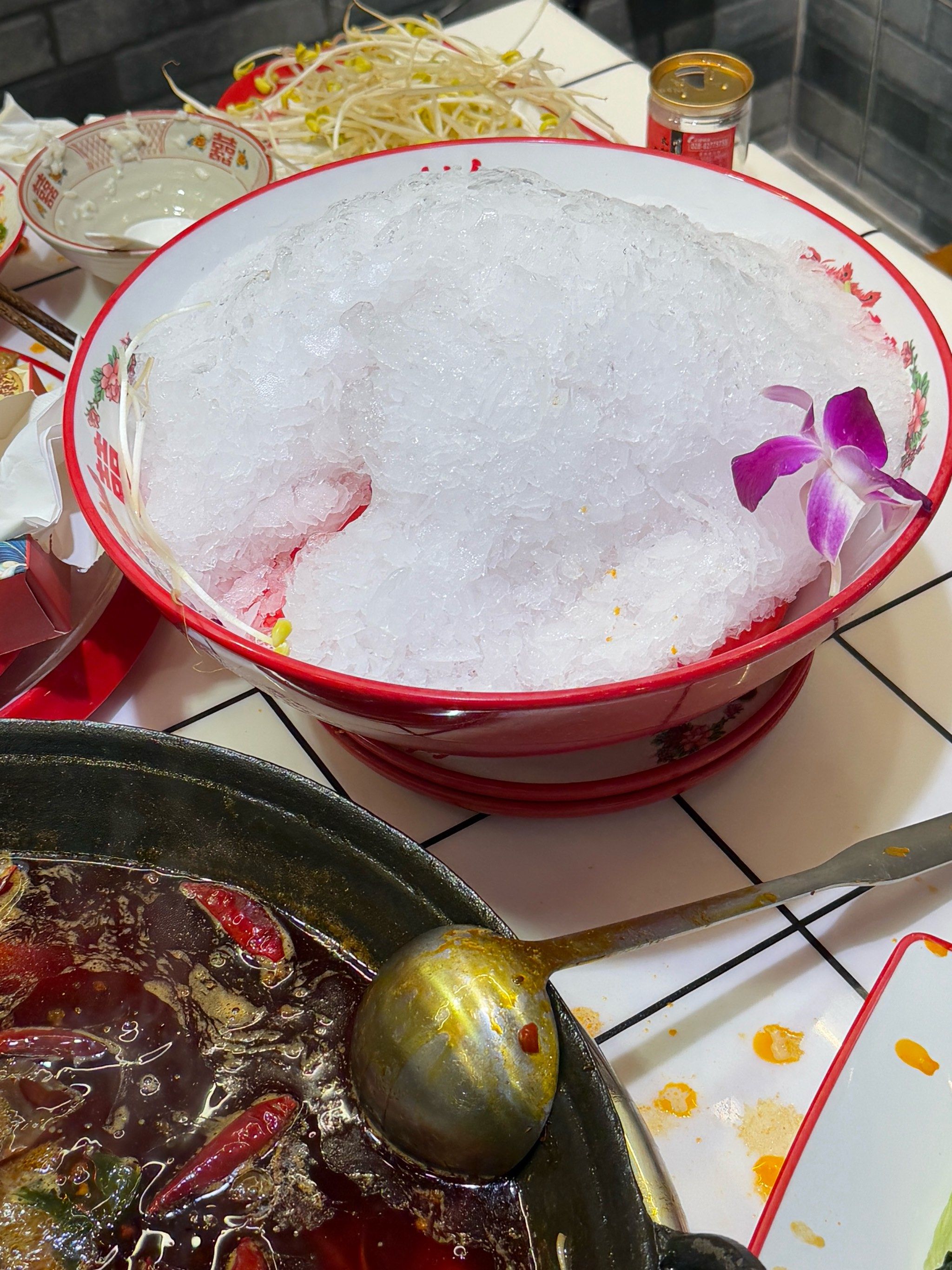 火锅都吃完了,这碗冰都还没化一点?谁来解释下