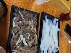 -果松木炭酸菜铜火锅·外婆参鸡汤